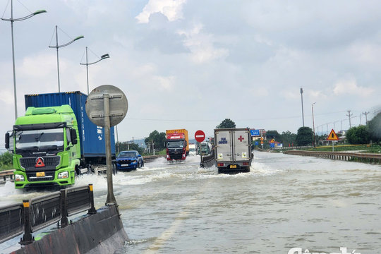 Cố vượt điểm ngập sâu QL 1A phương tiện chết máy hàng loạt