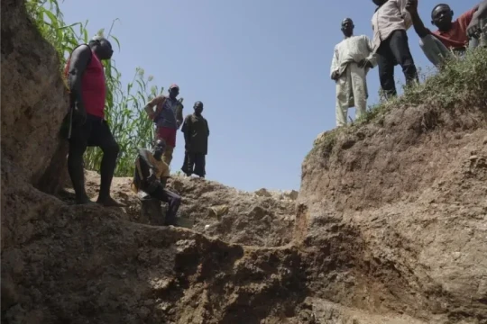 Ít nhất 37 nghi phạm khai thác mỏ trái phép tử vong trong trại giam ở Nigeria