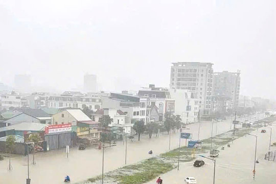 Nghệ An: Mưa lớn gây ngập sâu, nhiều phương tiện mắc kẹt