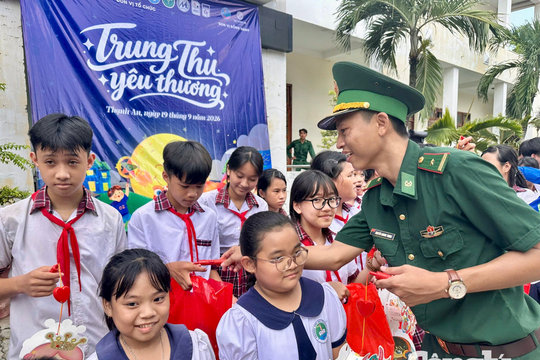 Trăng rằm ấm áp nơi biên giới biển TP.HCM