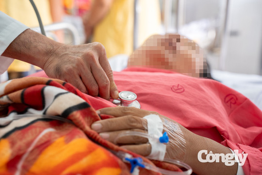 Người phụ nữ bị nhánh cây đè trúng ở TP.HCM đang hồi phục