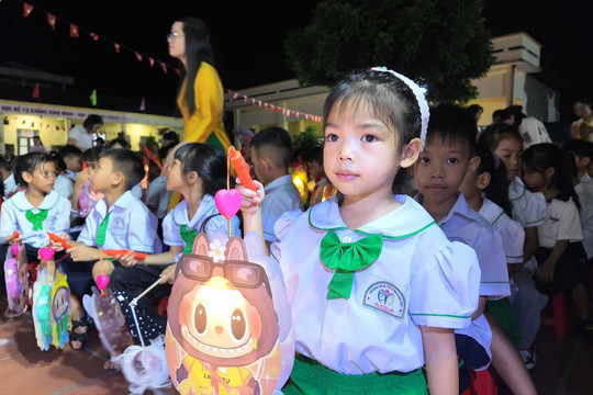 Ấm áp đêm hội “Trăng thu cho em” nơi đảo xa