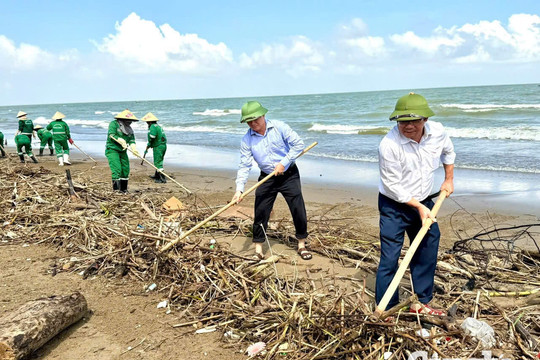 Rác bủa vây biển Sầm Sơn, khẩn trương thu gom làm sạch