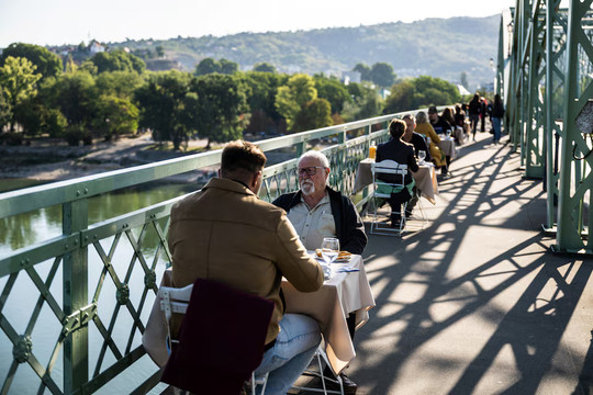 Bữa sáng đặc biệt trên cây cầu lịch sử nối Hungary và Slovakia