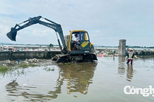 Thu dọn rác thải ngay sau lũ, phòng ngừa dịch bệnh
