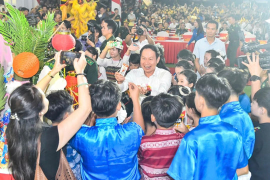 Mang Trung thu ấm áp đến với thiếu nhi vùng biên Mường Lát