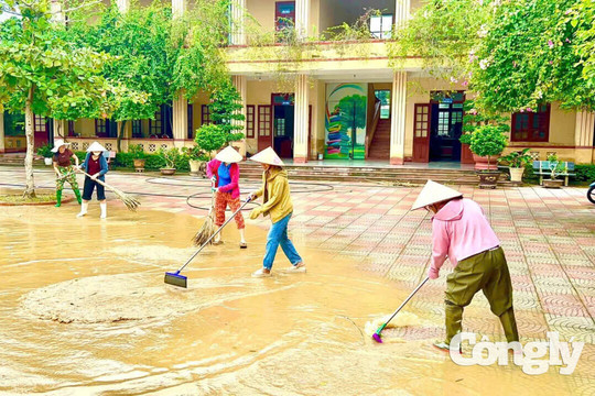 Tiêu độc, vệ sinh trường học ở vùng lũ Nông Cống