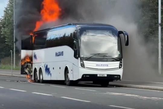 Xe buýt chở CĐV Celtic cháy dữ dội sau trận gặp Rangers