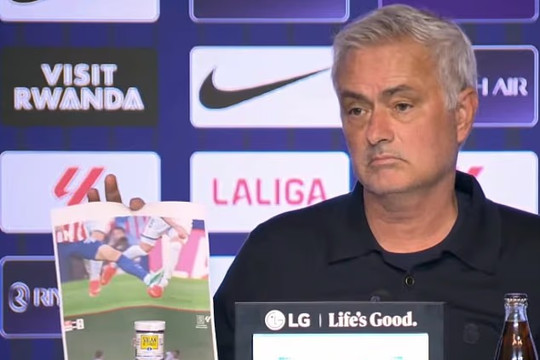 HLV Mourinho đem ảnh vào phòng họp báo, chỉ trích trọng tài xử ép Real Madrid