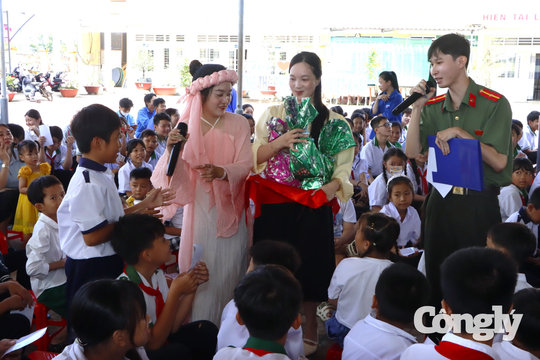 Cà Mau: Trao 100 phần quà Trung thu cho học sinh khó khăn