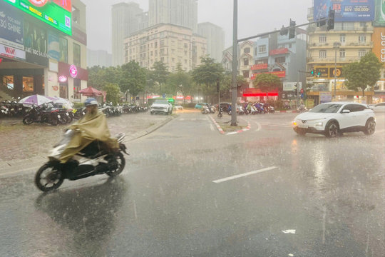 Mưa lớn mở rộng ở miền Trung và Nam Bộ, có nơi trên 200mm