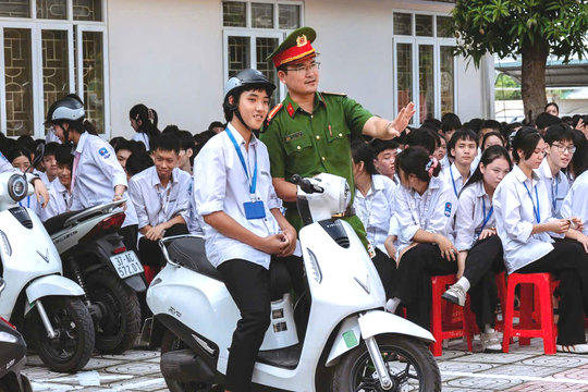 Từ cổng trường, vun đắp văn hóa giao thông
