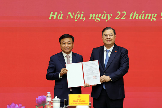 Trao quyết định bổ nhiệm Phó Chủ nhiệm Văn phòng Chính phủ