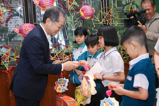 Chánh án TANDTC Nguyễn Văn Quảng thăm, tặng quà thiếu nhi Làng trẻ em SOS Đà Lạt