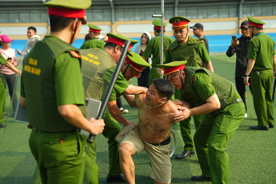 Công an TP Quảng Ninh diễn tập xử lý tình huống đặc biệt nghiêm trọng