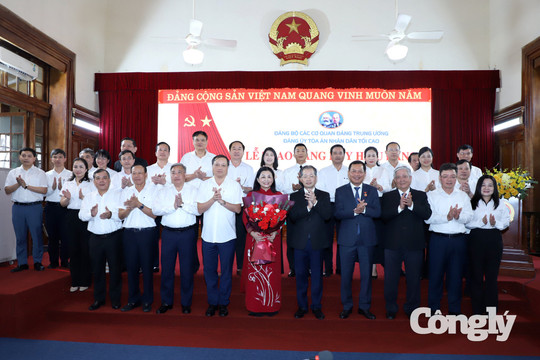 Trao tặng Huy hiệu 30 năm, 35 năm tuổi Đảng