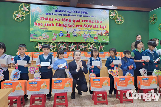 Bí thư Trung ương Đảng, Chánh án TANDTC thăm, tặng quà thiếu nhi làng trẻ em SOS Đà Lạt