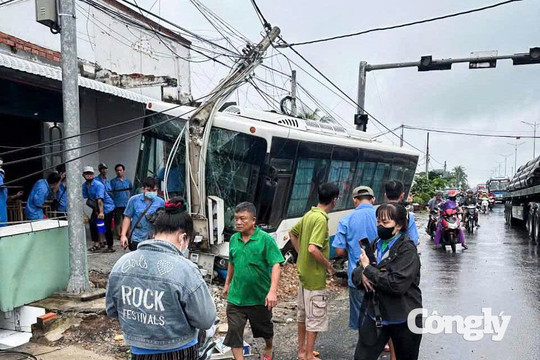 Xe đưa rước công nhân tông gãy trụ điện ở Tây Ninh