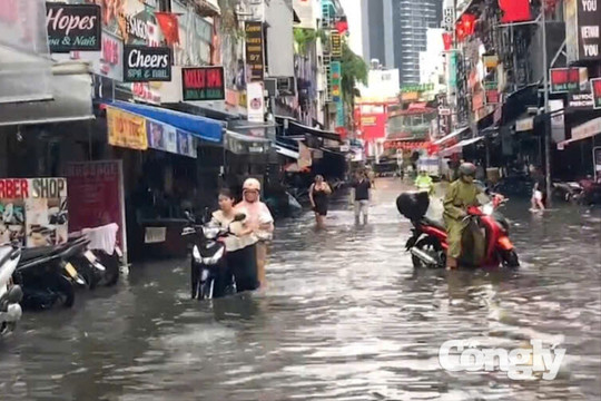 Mưa lớn, nhiều tuyến đường trung tâm TP.HCM ngập cục bộ