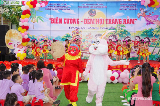 Ấm áp chương trình 'Biên cương - Đêm hội trăng rằm'