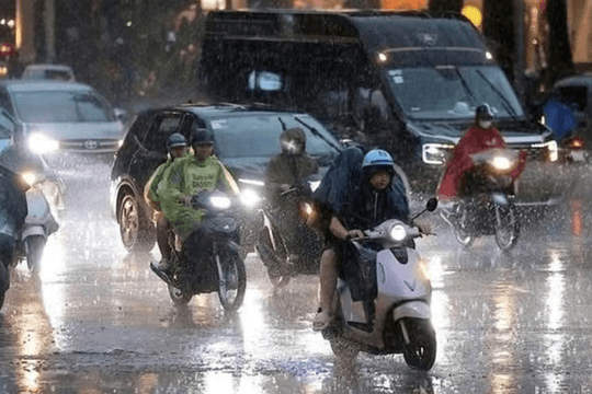 Mưa lớn nhiều nơi, Hà Nội cảnh báo dông lốc