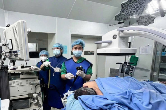 Kỹ thuật nội soi mật tụy ngược dòng (ERCP) giúp cụ ông 71 tuổi nhiều bệnh nền lấy sỏi ống mật chủ