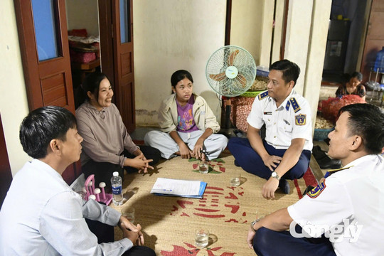 Hải đoàn 21 trao tiền hỗ trợ đến học sinh khó khăn