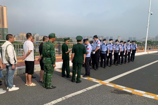 Trao trả 8 công dân Trung Quốc vi phạm quy định xuất nhập cảnh