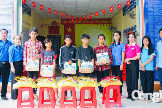 Mang Mùa trăng yêu thương đến với trẻ em nghèo
