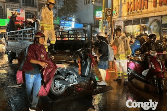 CSGT TP.HCM đồng hành cùng người dân trong mùa mưa ngập