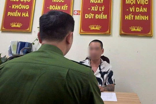 Say rượu, đập vỡ gương chiếu hậu ô tô sau va chạm giao thông
