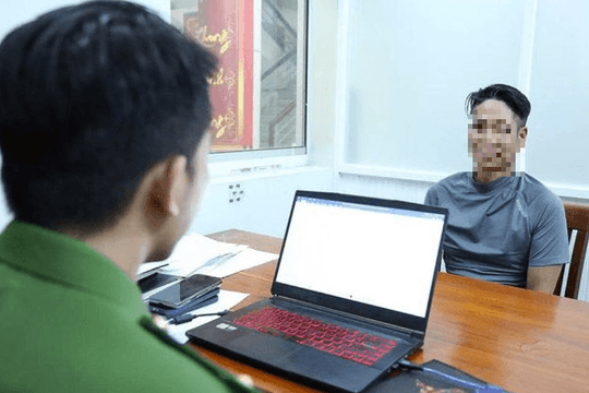 Tạm giữ người đàn ông cho vay lãi "khủng", tàng trữ súng quân dụng