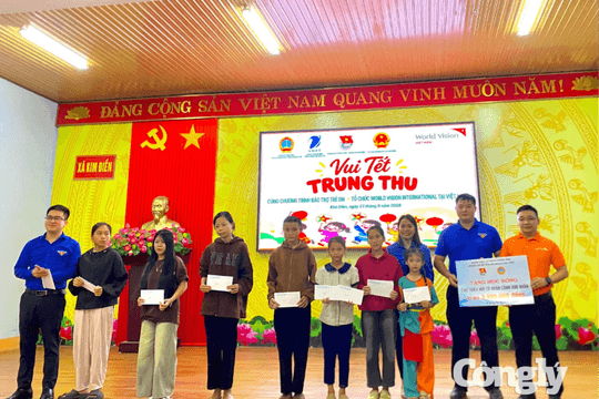 Tuổi trẻ TAND tỉnh Quảng Trị trao học bổng cho trẻ em khó khăn
