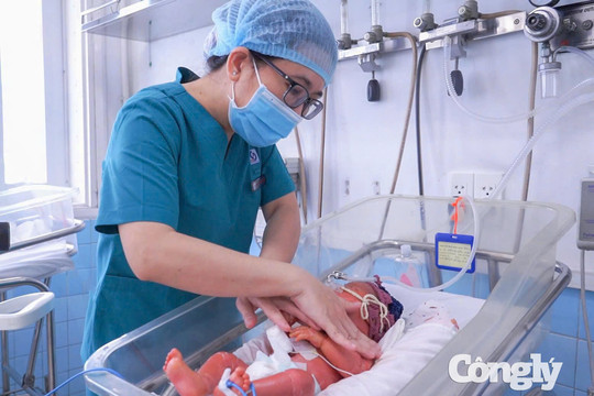 Bé trai sinh non mắc bệnh vảy cá hiếm gặp