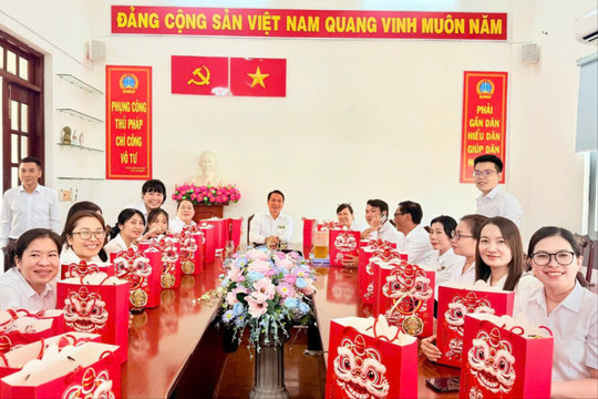 TAND khu vực 9 - TP.HCM trao quà Trung thu, gắn kết yêu thương