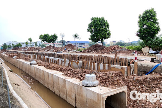 Dương Hòa (Hà Nội): Tường kè bê tông lộ cốt thép, chất lượng có bảo đảm?