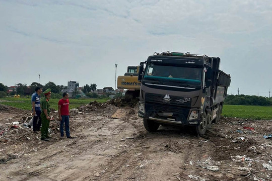 Khởi tố giám đốc công ty vận tải đổ trái phép hơn 4.500 tấn chất thải