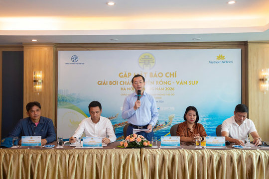 Gần 900 vận động viên thi bơi chải thuyền rồng và ván SUP trên hồ Tây