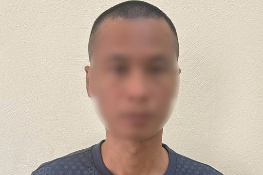 Dùng dao tấn công bố đẻ, con trai bị khởi tố