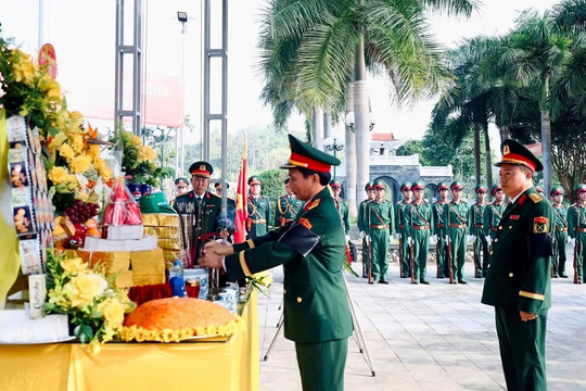 Đón 10 liệt sĩ trở về với đồng đội trên đất Điện Biên