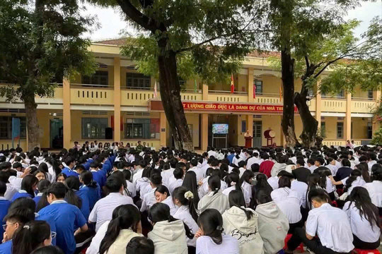 Gần 2.000 học sinh được hướng dẫn kỹ năng lái xe an toàn