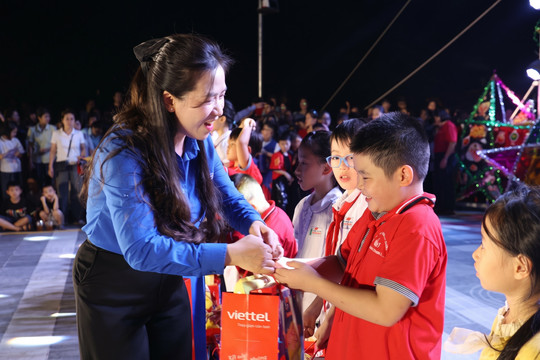 Tuyên Quang: Rộn ràng Đêm hội Trăng rằm, tiếp thêm ước mơ cho thiếu nhi