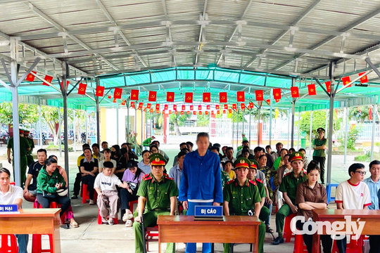 Xét xử lưu động bị cáo hành hung cán bộ công an