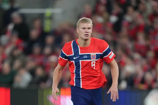 Erling Haaland bị rút khỏi họp báo sau phán quyết chấn động của Man City