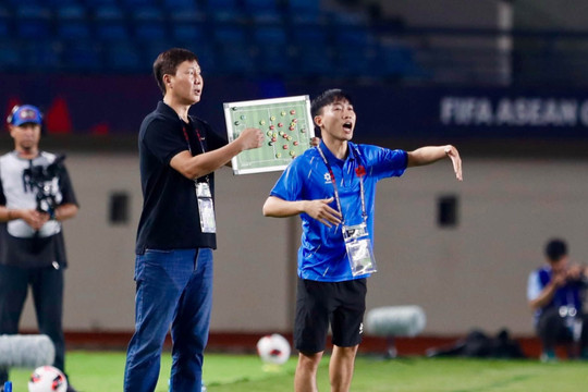 Xuân Son chấn thương, "cơn đau đầu" nhẹ với HLV Kim Sang Sik