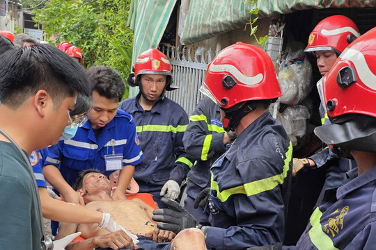 Sập gác nhà trong hẻm, 3 người được giải cứu