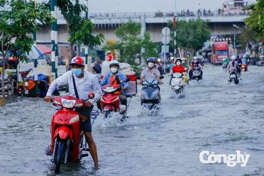 Triều cường dâng cao, nhiều tuyến đường TP.HCM ngập sâu