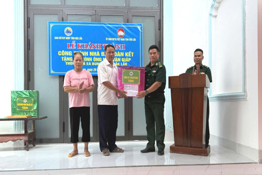 Đắk Lắk: Bộ đội Biên phòng trao nhà Đại đoàn kết tặng người dân vùng biên giới