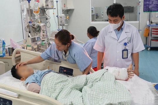 Nỗ lực giữ lại bàn tay cho bé trai gặp nạn