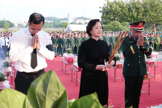 Phó Thủ tướng Phạm Thị Thanh Trà dự lễ truy điệu, an táng 71 hài cốt liệt sĩ tại Lào Cai